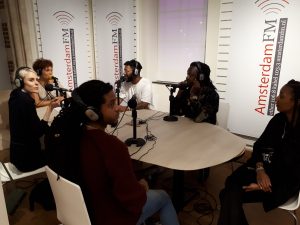 Foto van Akwasi, Hayzee, Leeroy van Zwart Licht aan tafel bij Emma Louise Diest en Roeselien Wekker